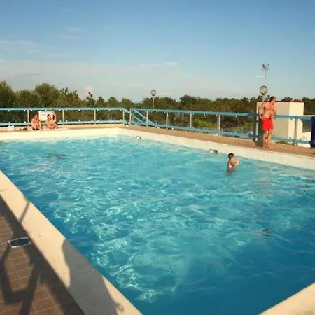 With Rooftop Swimming Pool דירה ביביונה